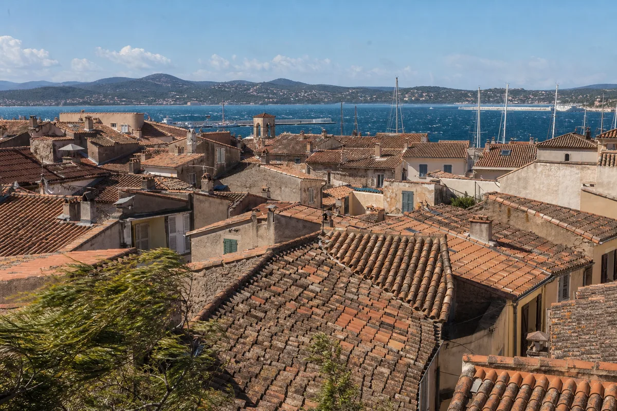 Toitures serrées d&rsquo;un quartier ancien de l&rsquo;Ouest varois face à la rade